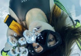 競泳水着＆ニーハイ姿の美少女が水中で……！　“女の子×ニーハイソックス”がテーマの雑誌「月刊水中ニーソR」3月号発売