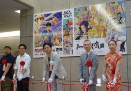 「キングダム展」「ロマサガ展」が佐賀県立美術館で開幕！　原泰久、小林智美、ケンドーコバヤシらがオープニングへ登場！