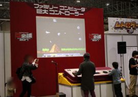【闘会議2017】『グラディウス』が！『ロックマン』が！『スーマリ3』が！　大画面＆巨大コントローラーで遊べる『レトロゲームエリア』