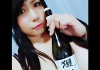 蝶月真綾の谷間にすっぽり挟まる日本酒の瓶が羨ましすぎる！　瓶を抜いて揺れるおっぱいに「熱燗になっちまう」