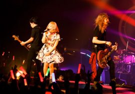 メロディメーカーとして飛躍した1年を象徴するアツいライブに──ZAQ LIVE TOUR 2015「KURUIZAQ」レポート