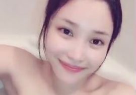 小泉かなの入浴動画がとてもシコい！　水面に顔を出す巨乳が艶めかしすぎる!!